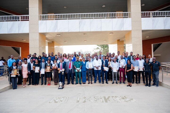 Recipients pose for photo with the guest of honour